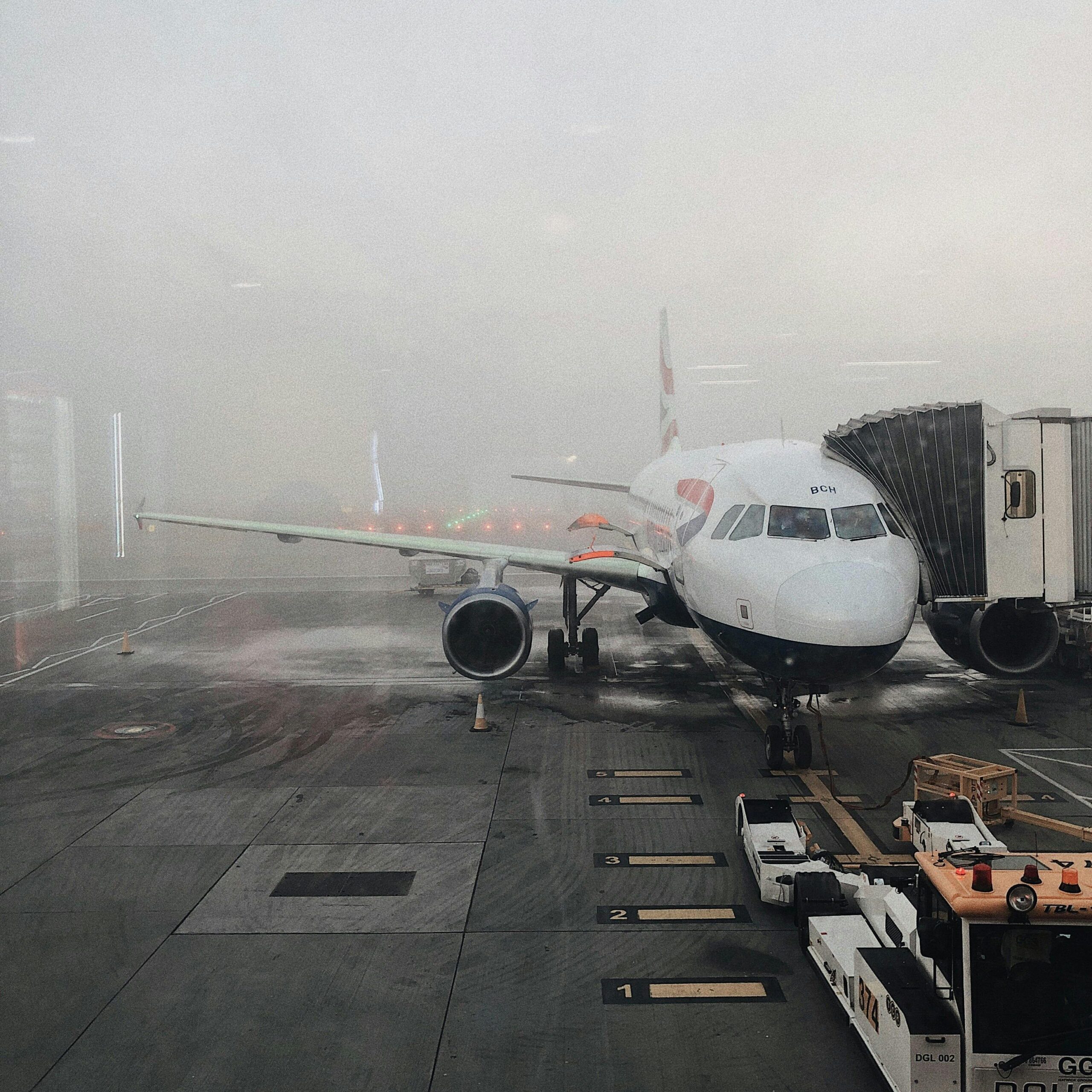 Avion dans le brouillard