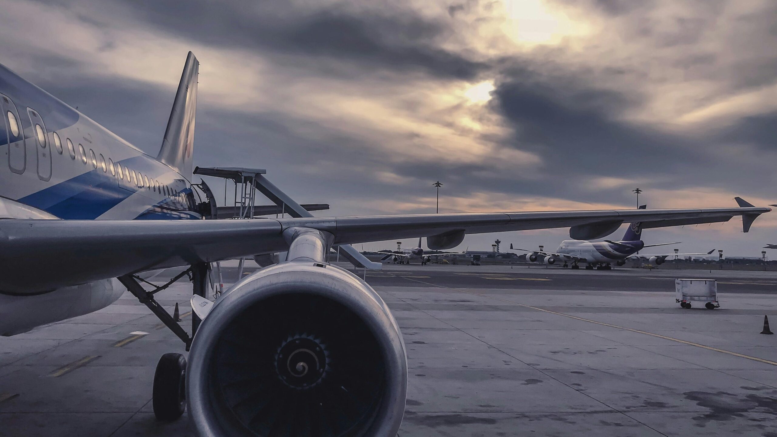 Aile d'un avion, aéroport, nuages, météo