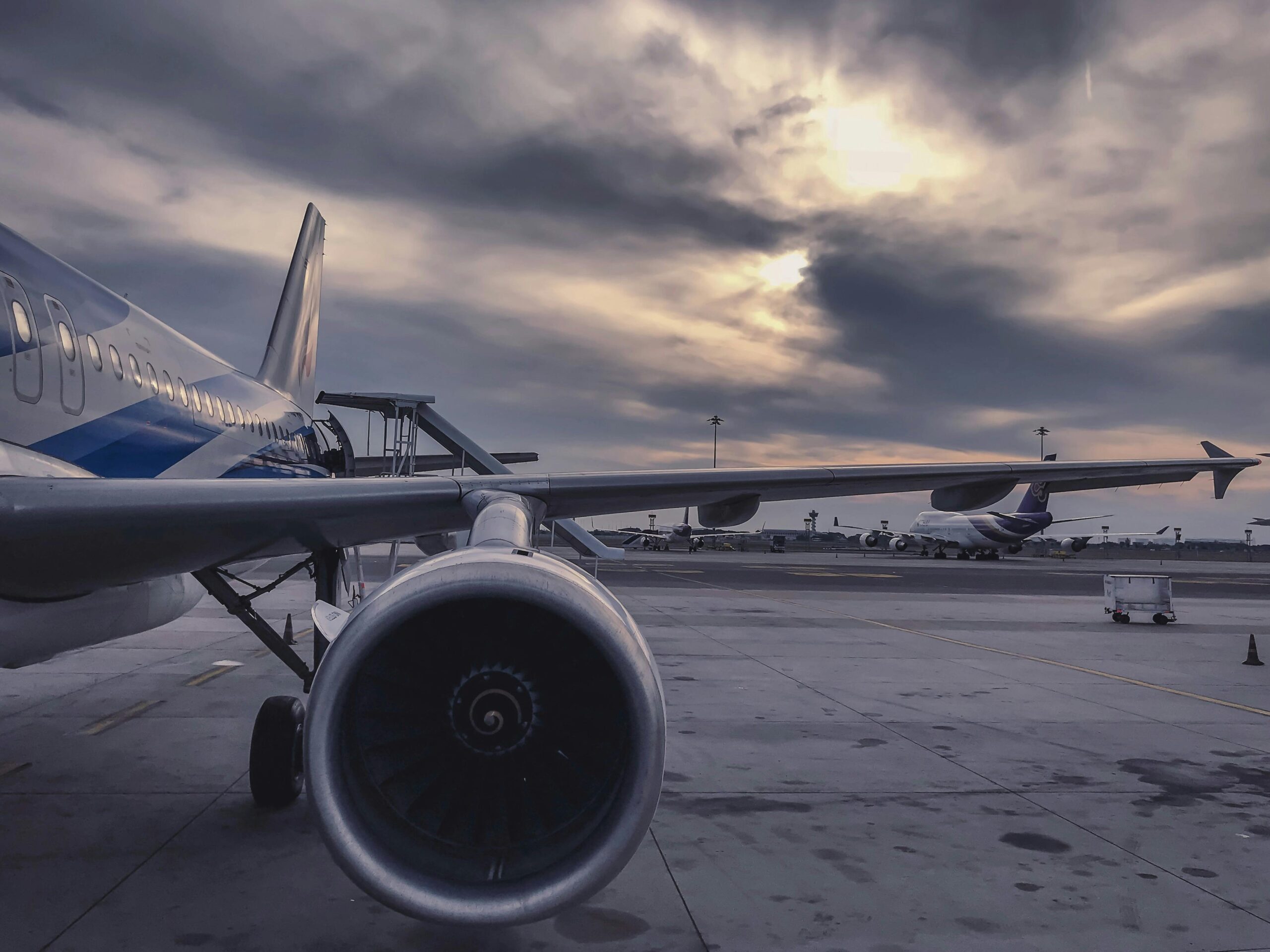 Aile d'un avion, nuages