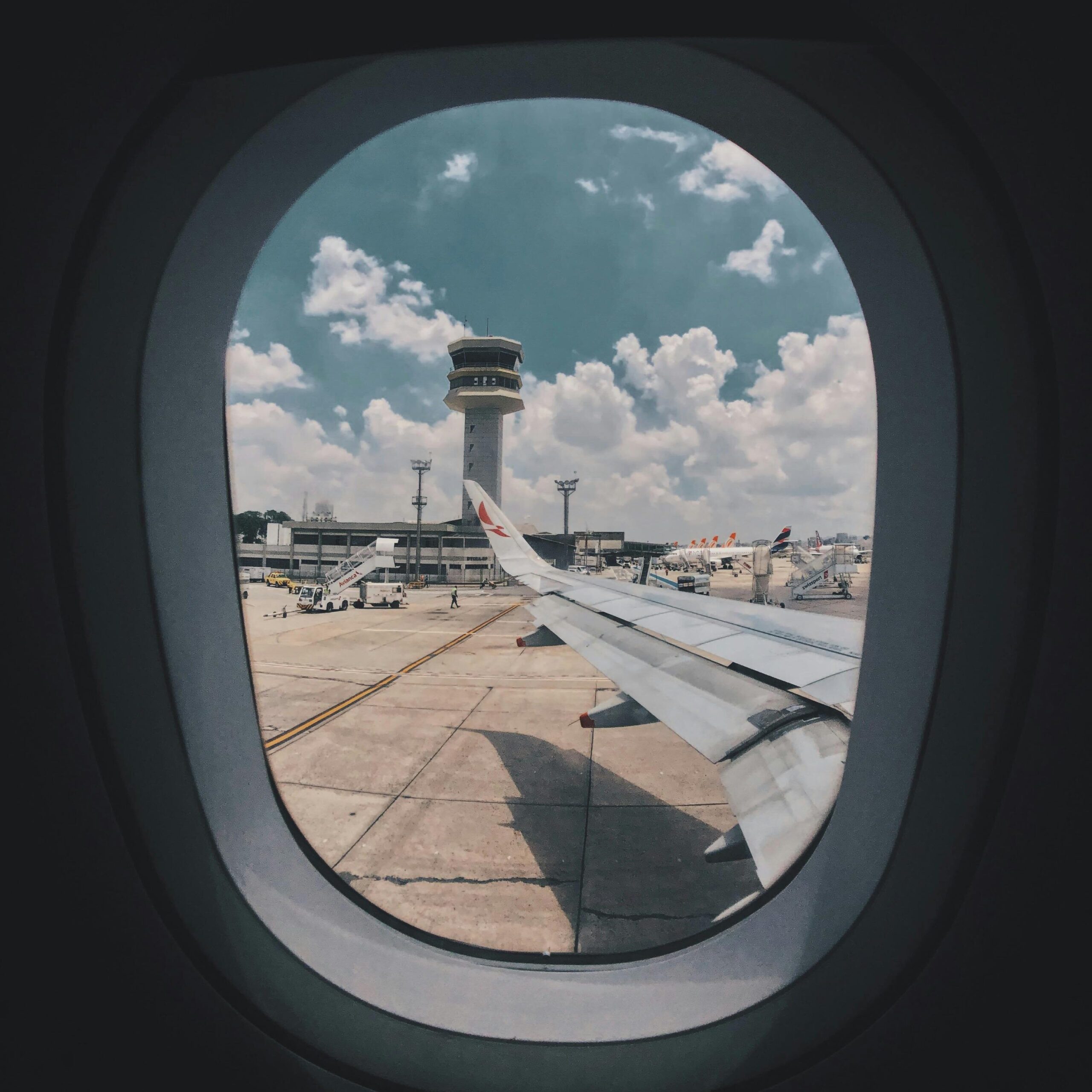 Aéroport depuis le hublot d'un avion